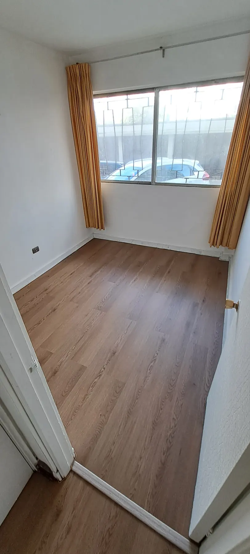 Después: la misma habitación con piso vinílico SPC
