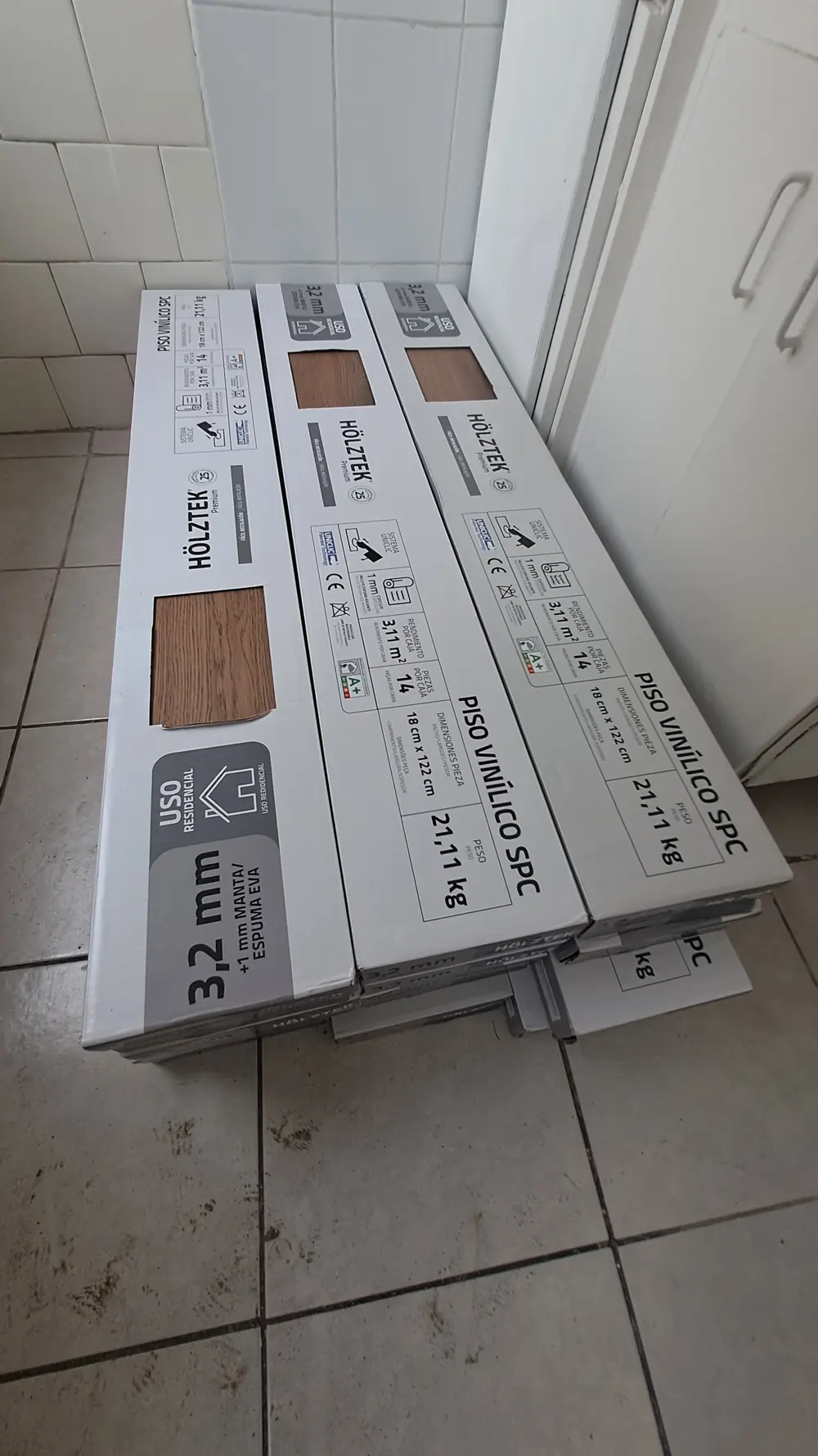 Cajas de piso vinílico SPC antes de instalar