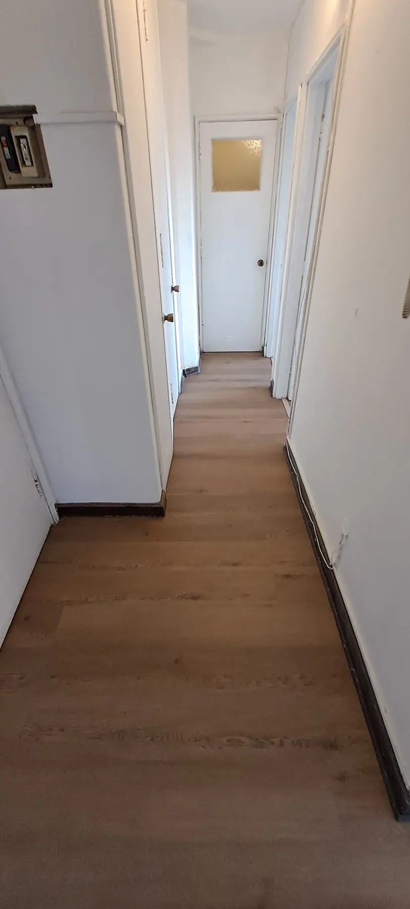 Pasillo con piso nuevo instalado