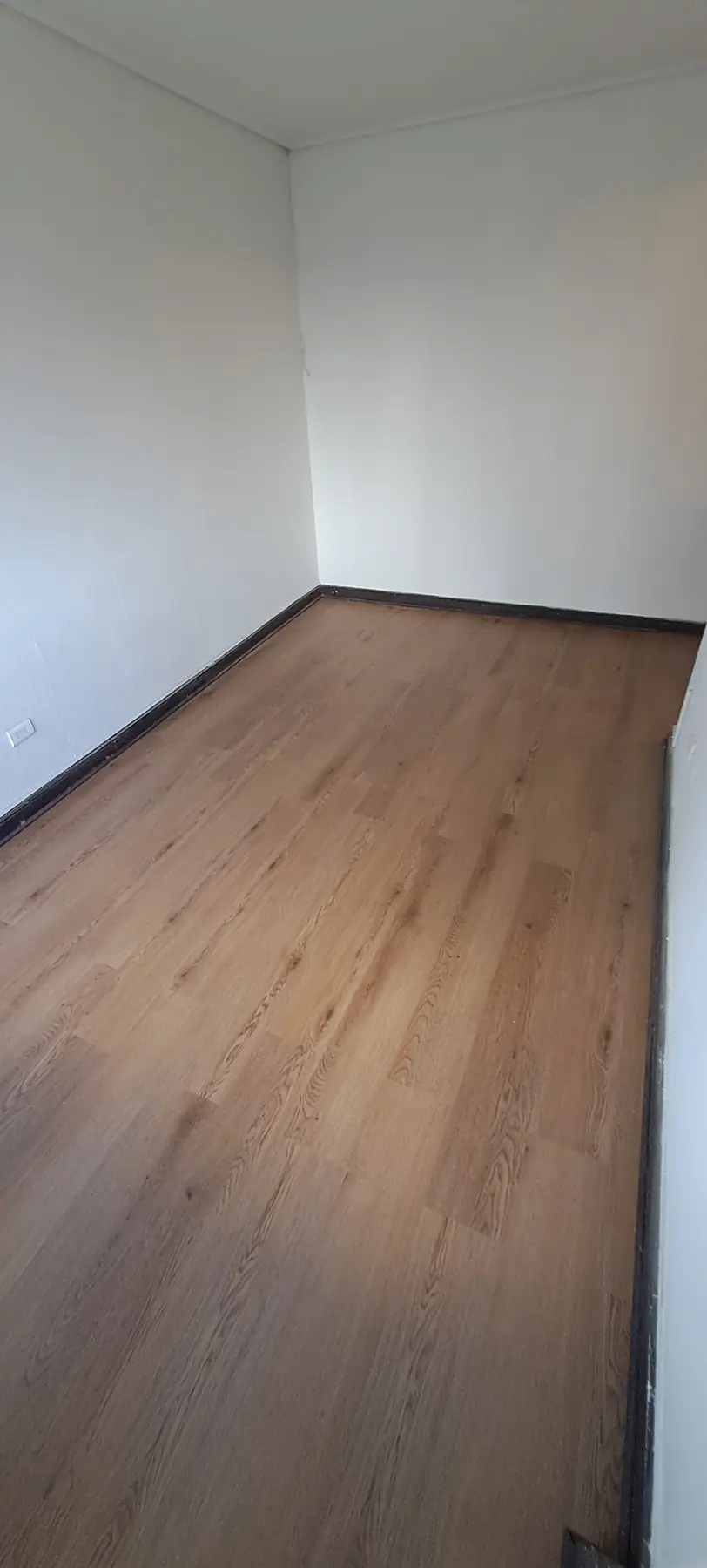 Piso vinílico SPC instalado en una habitación