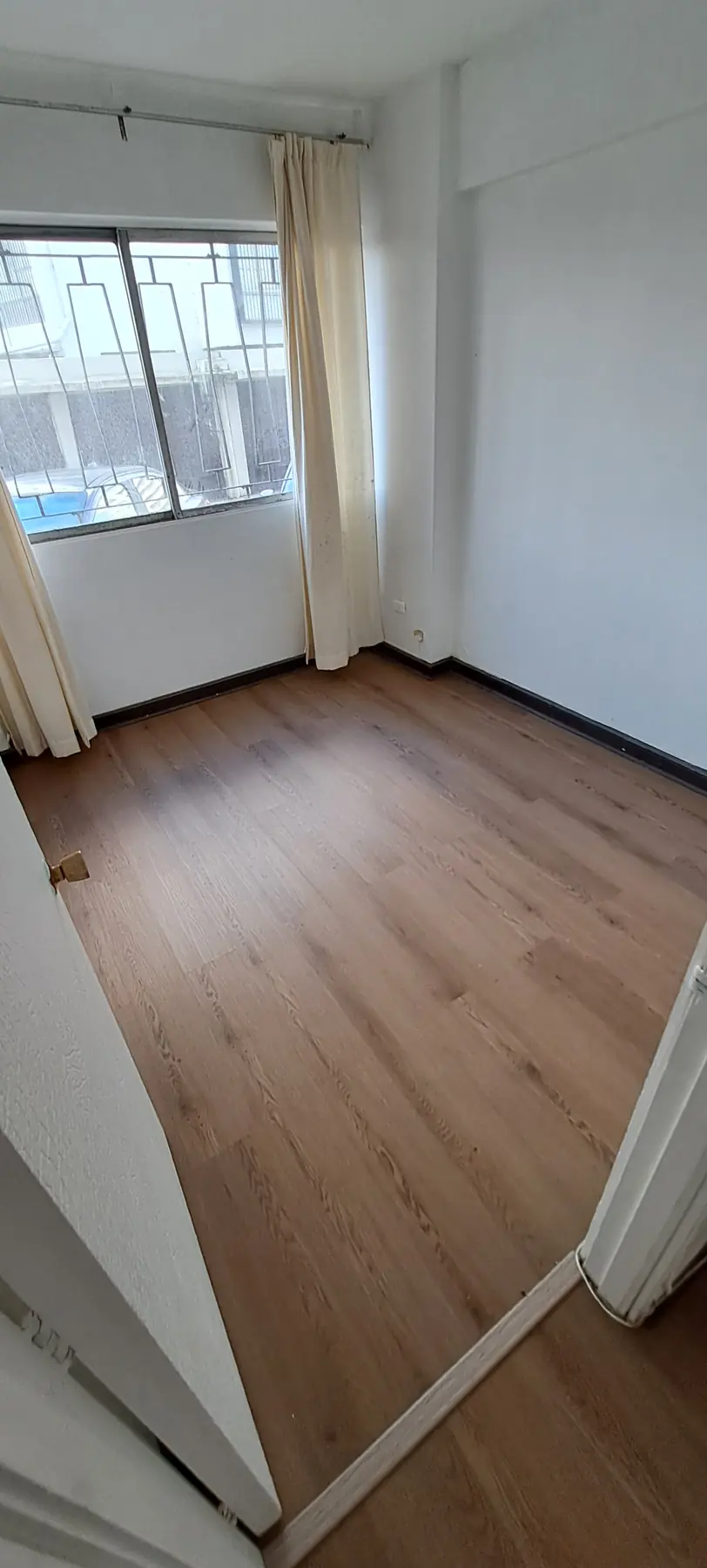 Habitación terminada con guardapolvos