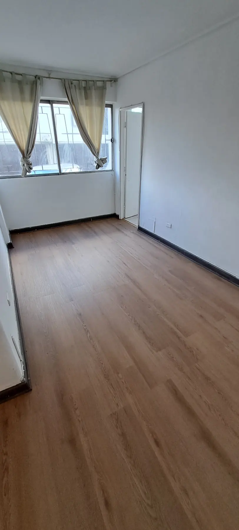 Habitación con piso nuevo y luz natural